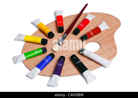 Foto von einer hölzernen Künstler-Palette mit Röhren der Aquarell-Farbe und Pinsel, isoliert auf weiss mit Beschneidungspfad. Stockfoto