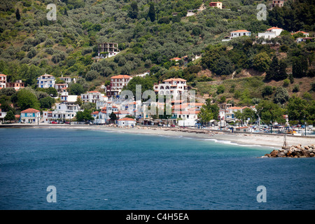 Das kleine Dorf und Fähre Hafen von Loutraki auf Skopelos Insel der Nördlichen Sporaden, Griechenland Stockfoto