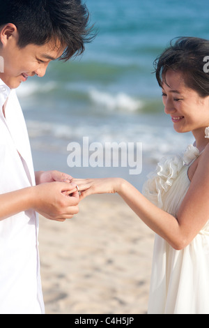 Junge Brautpaar bewundern Ring Stockfoto