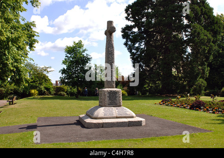 Das Kriegerdenkmal in Aussicht auf Gärten, Ross-on-Wye, Herefordshire, England, UK Stockfoto