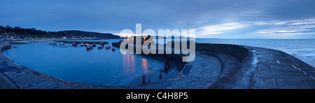 Die Cobb bei Lyme Regis im Morgengrauen mit der Jurassic Coast darüber hinaus, Dorset, England, UK Stockfoto
