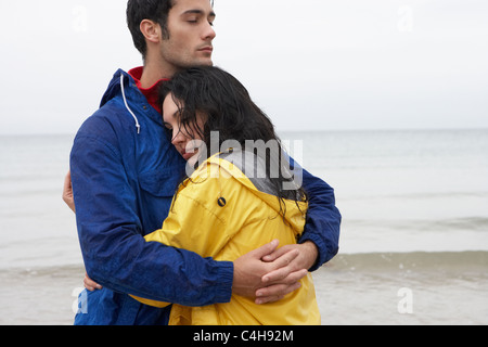 Paar am Strand in der Liebe Stockfoto