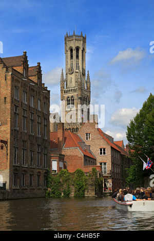 Turm der Belfrey, wie vom Rozenhoedkaai, Brügge-Kanal zu sehen. Stockfoto