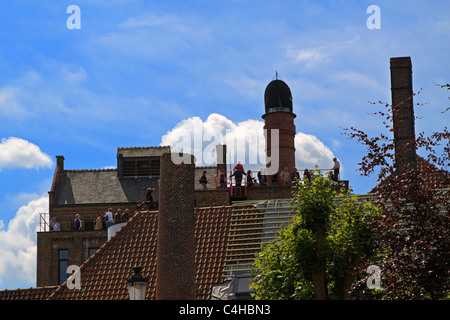 Touristen besuchen die Dächer der Brauerei, Brügge. Stockfoto