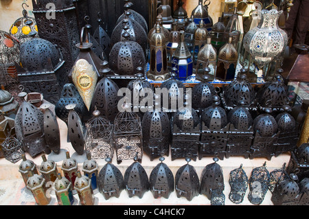 Laternen zum Verkauf im Souk, Marrakesch (Marrakech), Marokko, Nordafrika, Afrika Stockfoto