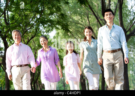 Familie zu Fuß durch den Park Stockfoto