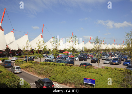 Designer Outlet-Shopping Center-Parkplatz. Ashford, Kent, England, UK, Europa. Stockfoto