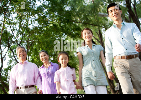 Familie zu Fuß durch den Park Stockfoto