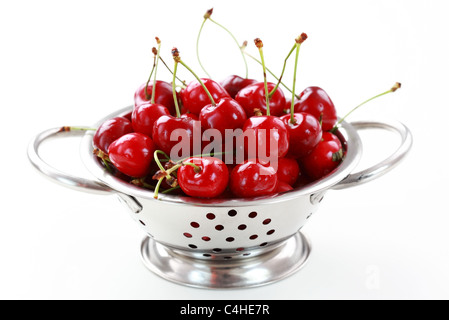 Frische Kirschen in der Schüssel auf weißem Hintergrund Stockfoto