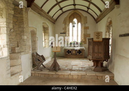 Der Chor der redundanten 12. Jahrhundert Kirche whitcombe in der Nähe von Dorchester. der Dichter William Barnes hier von 1847 bis 1852 Kaplan war. Dorset, Großbritannien. Stockfoto