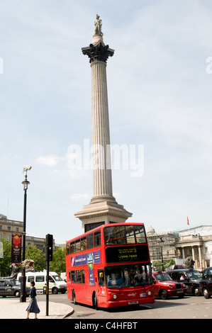 Ein roter Londoner Bus auf Route 3 übergibt Nelsons Säule am Trafalgar Square in London Stockfoto