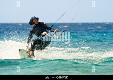 Eine Nahaufnahme von einem Kite-Surfer-Skimmimg über das Meer im Resort von Eilat in Israel. Stockfoto