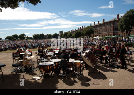 Konzert im Freien durch ihre Majestäten Massed Bands im Musée Royal Marines in Eastney, Portsmouth, Hampshire, UK Stockfoto