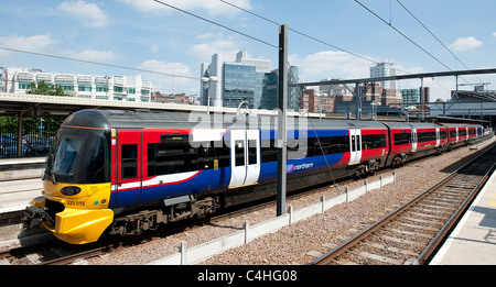 Klasse 333 Zug in Northern Rail Lackierung am Bahnhof Leeds in England. Stockfoto