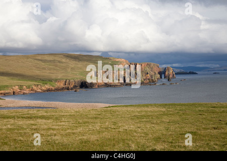 Braewick Shetland Isles UK herrliche Aussicht auf rotem Sandstein Drongs Felsnadeln von Wellenkraft geschnitzt Stockfoto