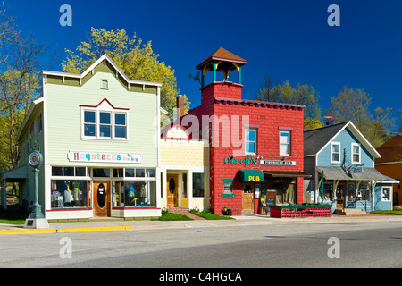 Die Hauptstraße von Suttons Bay auf der Leelanau Halbinsel in der Nähe von Traverse City, Michigan, USA. Stockfoto