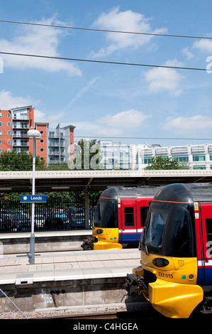 Die Fronten zweier Klasse 333 Züge in Northern Rail Lackierung am Bahnhof Leeds in England. Stockfoto