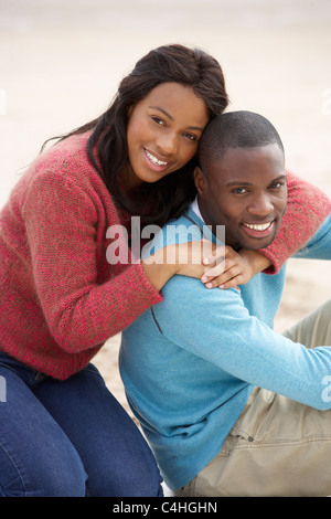 Junges Paar umarmen am Strand Stockfoto