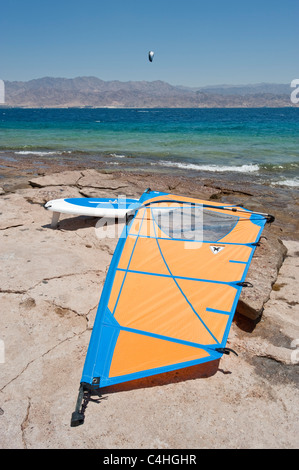 Ein Windsurfer am Ufer von Coral Strand in Eilat, Israel mit der Küste von Aqaba im Hintergrund liegen Stockfoto