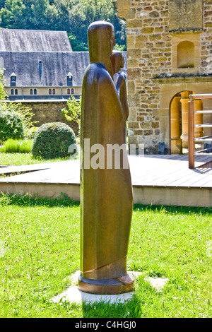 Statue von Camille Colruyt genannt "Pieta" hergestellt aus geschlagenem Kupfer Darstellung Jungfrau Maria das Jesuskind Stockfoto