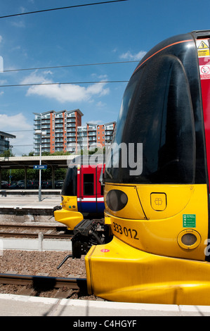 Nahaufnahme von den Fronten zweier Klasse 333 Züge in Northern Rail Lackierung am Bahnhof Leeds in England. Stockfoto