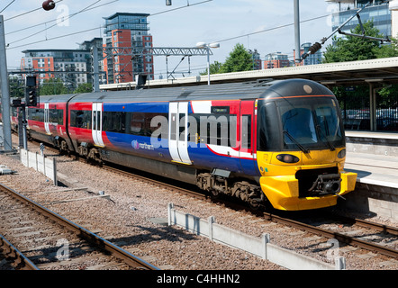 Klasse 333 Zug in Northern Rail Lackierung am Bahnhof Leeds in England. Stockfoto