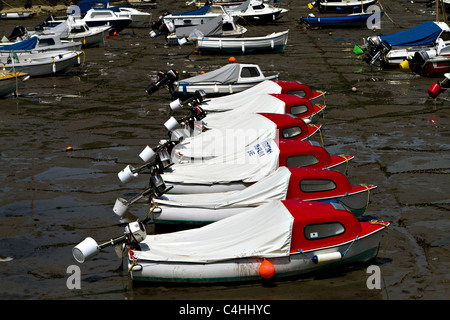 Motorboote in Lyme Regis Hafen bei Ebbe gefesselt Stockfoto