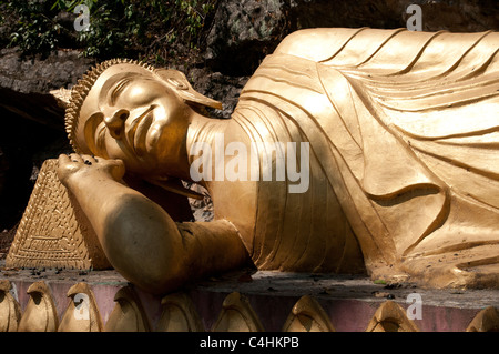 Die Reclining Buddha am Wat Tham Phou Si, ein buddhistischer Tempel befindet sich auf dem Mount Phou Si, in Luang Prabang, Laos Stockfoto