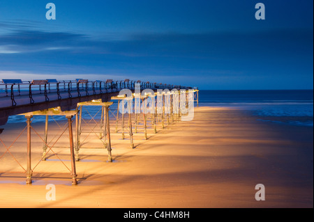 Die Scheinwerfer beleuchten Saltburn Pier und Strand, März 2011 Stockfoto