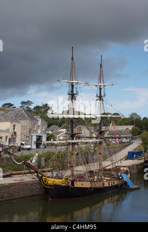 Segelschiff (Großsegler) am Hafen in Charlestown Cornwall an einem grauen Regentag. Stockfoto