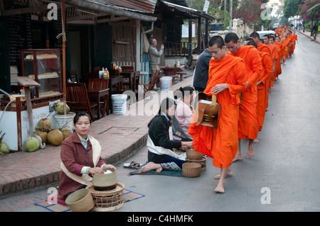 Mönche Angebote zu sammeln, von der Bevölkerung in Luang Prabang, laos Stockfoto