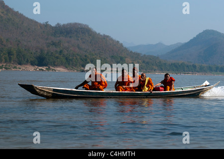 Mönche, die Reisen mit dem Boot auf dem Mekong in Laos Stockfoto