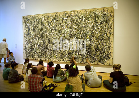 Schülerinnen und Schüler diskutieren eines Jackson Pollock Gemälde im Museum der modernen Kunst (MOMA) in New York City. Stockfoto