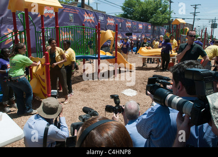 First Lady Michelle Obama hilft Kaboom, eine gemeinnützige Organisation, deren 2000. Spielplatz am öffentlichen Charterschule vorstellen Südosten zu bauen Stockfoto