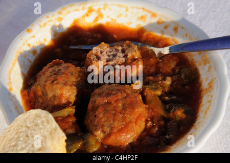 Tapas - Spanische Fleischbällchen (albondigas) mit Brot, Costa del Sol, Andalusien, Spanien in Westeuropa. Stockfoto