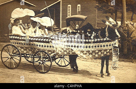 Ausgefallener Wagen dekoriert für die Parade am 4. Juli circa: 1900 Stockfoto