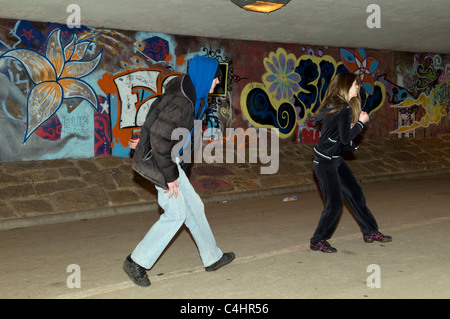 Die Szene zeigt, wie sich eine junge kaukasische Frau in der Unterführung in Bristol mit Tae kwon in der Kampfkunst gegen einen Angreifer verteidigt Stockfoto