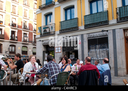 Menschen bei Freiluft-Cafébar, Plaza de San Andres, La Latina, Madrid, Spanien Stockfoto