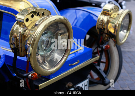 Vorderansicht eines alten Autos Stockfoto