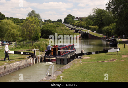 Kanalboot, das durch eines der Schleusentore bei Caen Hill Locks, Kennet und Avon Kanal, Wiltshire, England, Großbritannien, fährt Stockfoto