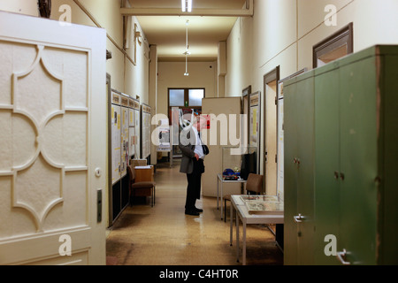 Besucher im Museum in der Runden Ecke Museum in der Runden Ecke untergebracht in der ehemaligen Stasi Hauptquartier Leipzig Ostdeutschland Stockfoto