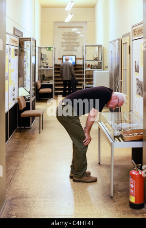 Besucher im Museum in der Runden Ecke Museum in der Runden Ecke untergebracht in der ehemaligen Stasi Hauptquartier Leipzig Ostdeutschland Stockfoto