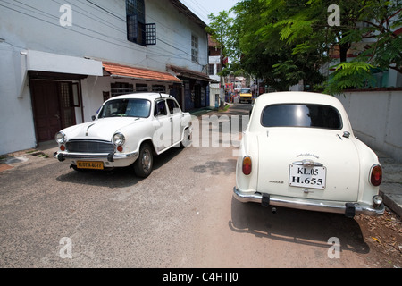 Bastion Street, Botschafter Mark 2, Autos, Fort Cochin, Kerala, Indien Stockfoto