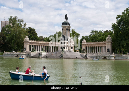 Boot rudern, Denkmal für Alfonso XII, El Parque del Retiro, Madrid, Spanien Stockfoto