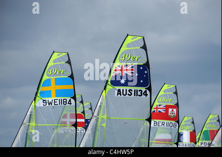 London 2012 Olympische Spiele Segeln Veranstaltungsort, Segel der 49er Klasse Yachten während einer Regatta auf Bucht von Weymouth und Portland Harbour Stockfoto