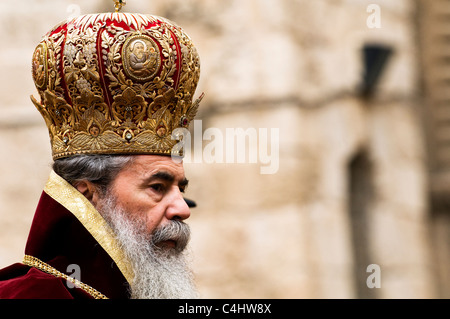 Porträt der griechisch-orthodoxen Patriarchen von Jerusalem einen traditionellen Hut während der Zeremonie "Fußwaschung". Stockfoto