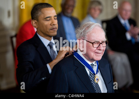 Präsident Barack Obama stellt die Presidential Medal Of Freedom für Warren Buffett. Stockfoto