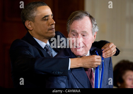 Präsident Barack Obama stellt ehemaligen Präsidenten George H.W. Bush die Presidential Medal Of Freedom. Stockfoto