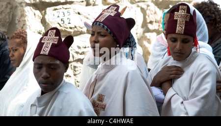 Äthiopische Pilger zu Fuß durch die Via Dolorosa in der Altstadt von Jerusalem. Stockfoto