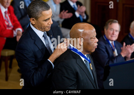 Präsident Barack Obama stellt die Presidential Medal Of Freedom für John Lewis Stockfoto